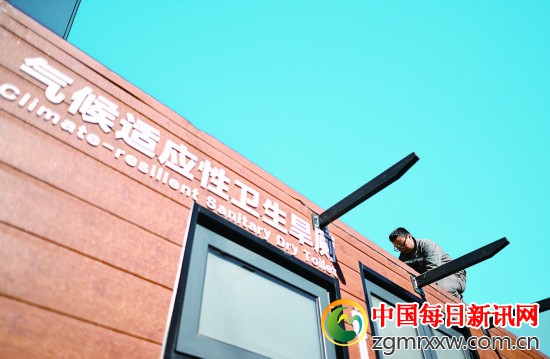 青海省海东市平安区三合镇幸福家园社区，一名施工人员在社区内安装环保厕所（11月1日摄）。新华社记者 张宏祥摄