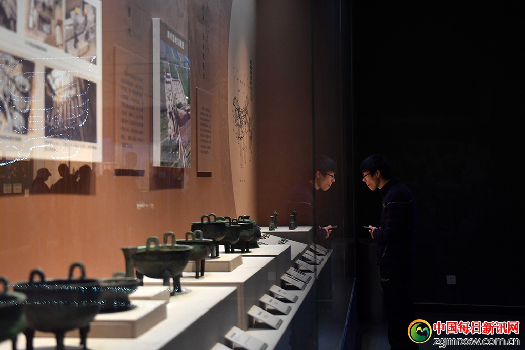 12月1日，观众在长沙博物馆“晋国霸业——山西出土两周文物精华展”参观。
