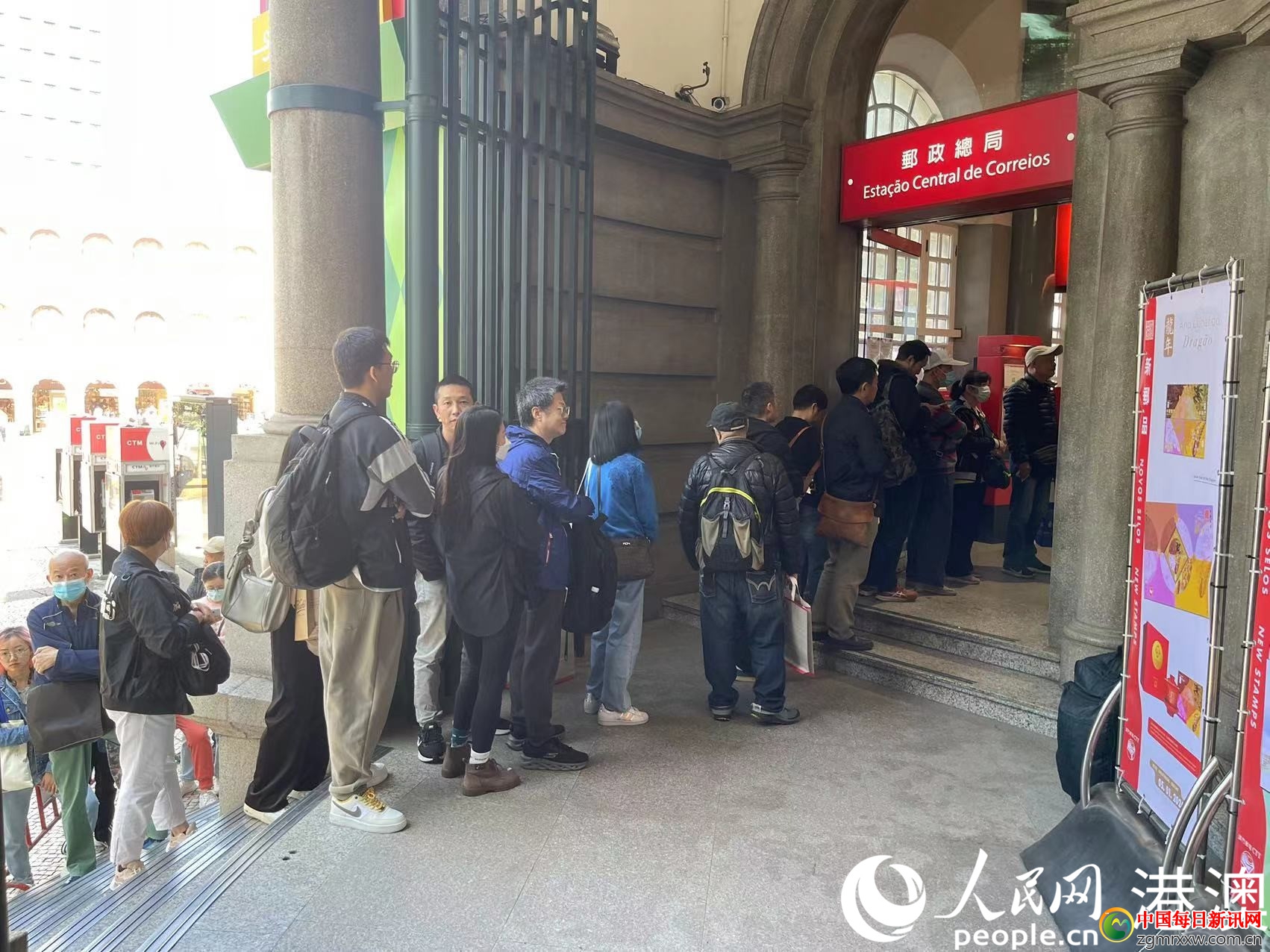 图为澳门大批集邮爱好者在邮政总局排队购买龙年邮品。（本报记者富子梅摄）