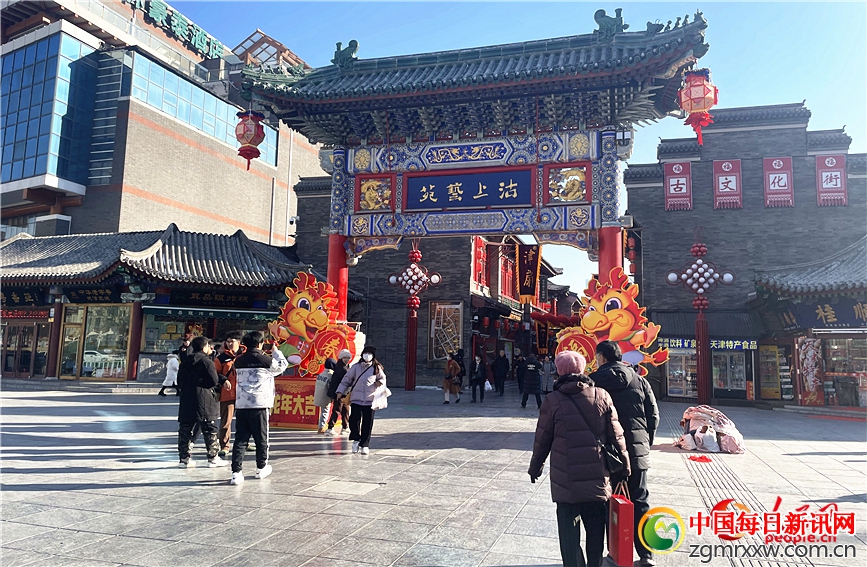 天津市古文化街张灯结彩迎新年。人民网记者 唐心怡摄