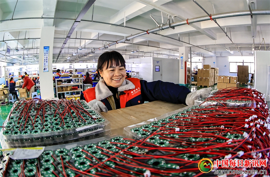 工人正在赶制订单产品。吴江摄