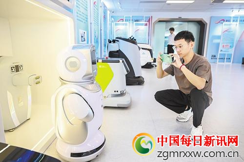2024年7月28日，雄安机器人大厦内，市民在雄安未来之城场景汇展厅参观。（本报资料片） 本报记者田明摄