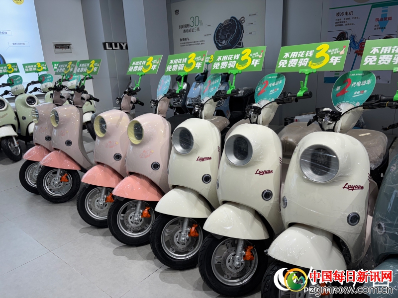 电动车销售企业推出优惠活动。人民网 何宁摄