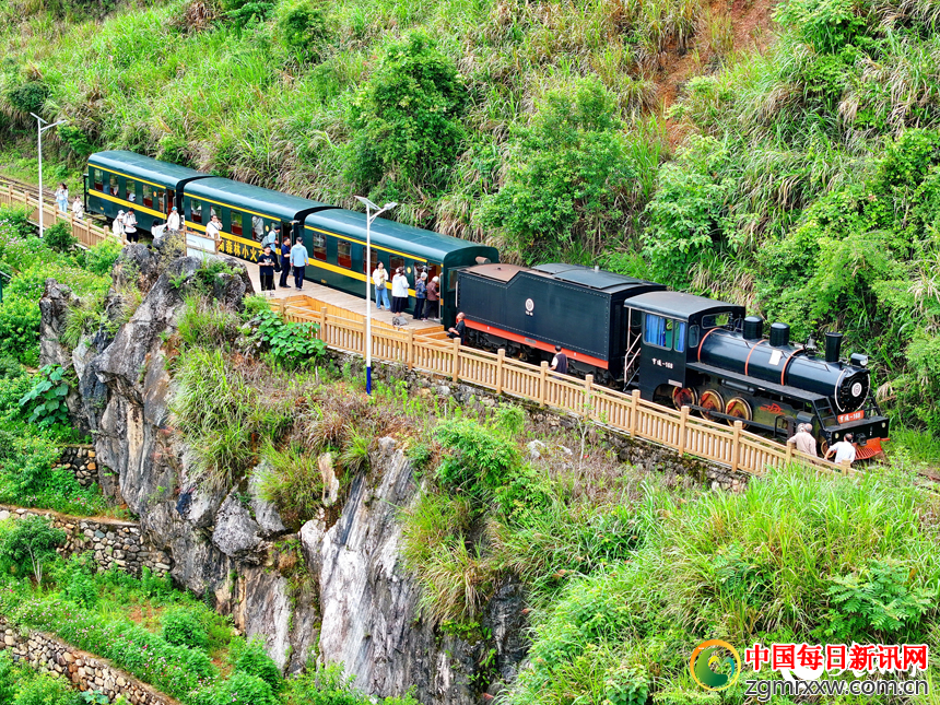 上犹县梅水乡，游客在站台搭乘森林小火车，畅游绿色生态和美乡村。 人民网 朱海鹏摄