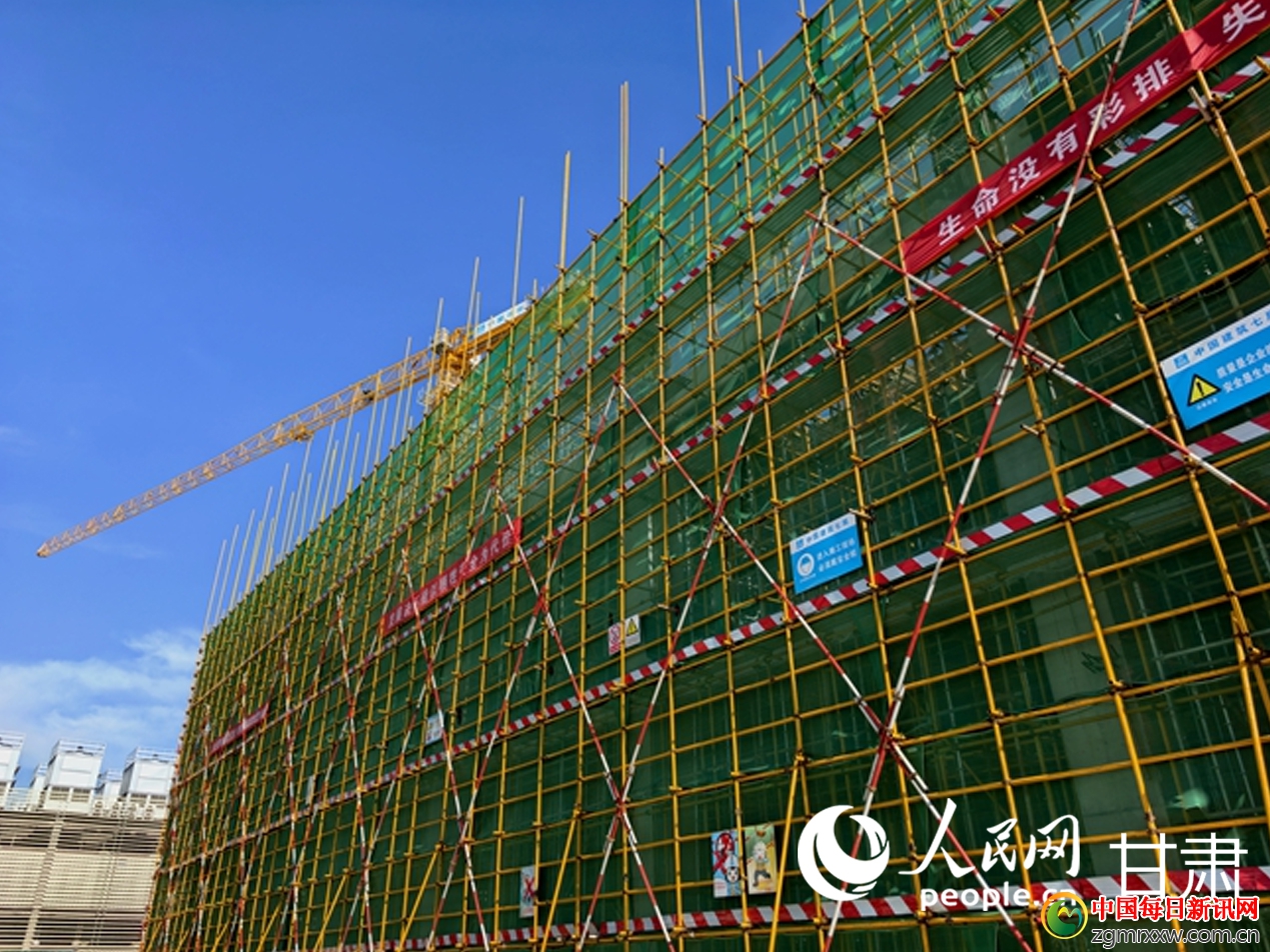 图为今年4月28日中国移动（甘肃·庆阳）数据中心项目建设现场。人民网记者 高翔摄