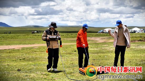 7月29日，范越（右一）和队员们使用探地雷达对湿地边土地进行扫描。新华社记者 邱婧熠 摄